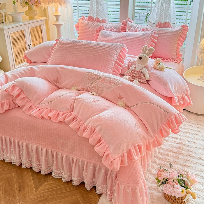 91家纺网 家纺一手货源 找家纺 唐人居 2025新款高克重牛奶绒花边夹棉四件套-蝴蝶纷飞 蝴蝶纷飞-粉色