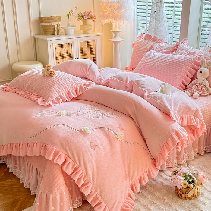 91家纺网 家纺一手货源 找家纺 唐人居 2025新款高克重牛奶绒花边夹棉四件套-蝴蝶纷飞 蝴蝶纷飞-粉色