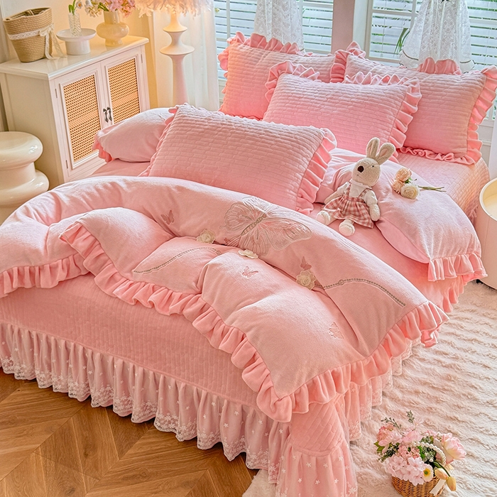 91家纺网 家纺一手货源 找家纺 唐人居 2025新款高克重牛奶绒花边夹棉四件套-蝴蝶纷飞 蝴蝶纷飞-粉色