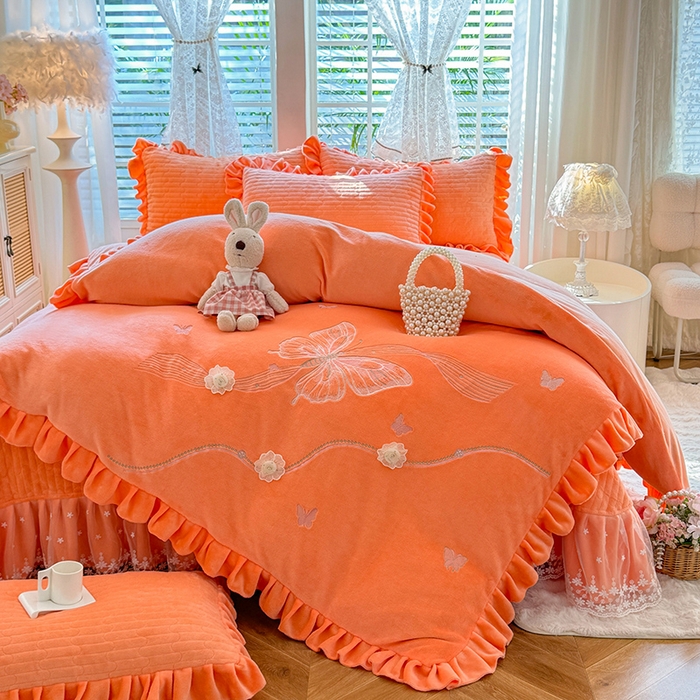 91家纺网 家纺一手货源 找家纺 唐人居 2025新款高克重牛奶绒花边夹棉四件套-蝴蝶纷飞 蝴蝶纷飞-暖橘