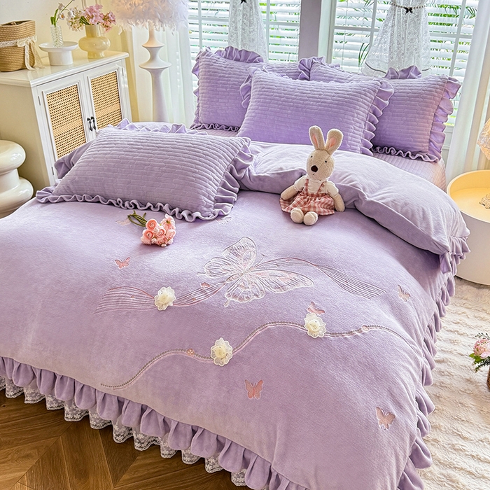 91家纺网 家纺一手货源 找家纺 唐人居 2025新款高克重牛奶绒花边夹棉四件套-蝴蝶纷飞 蝴蝶纷飞-浅紫