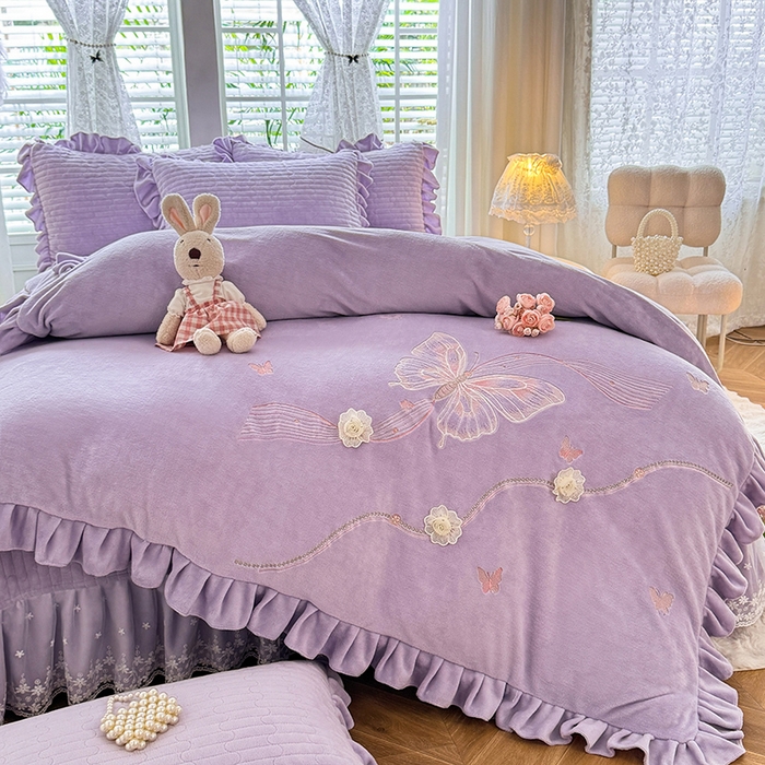91家纺网 家纺一手货源 找家纺 唐人居 2025新款高克重牛奶绒花边夹棉四件套-蝴蝶纷飞 蝴蝶纷飞-浅紫
