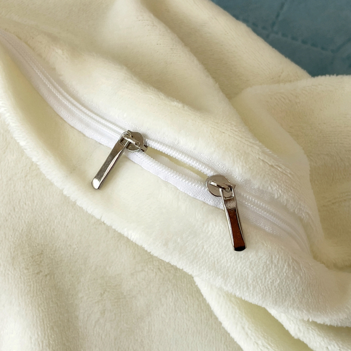 91家纺网 家纺一手货源 找家纺 印季家纺 2025新款HG剪花一字绣牛奶绒四件套 繁星兰-奶白