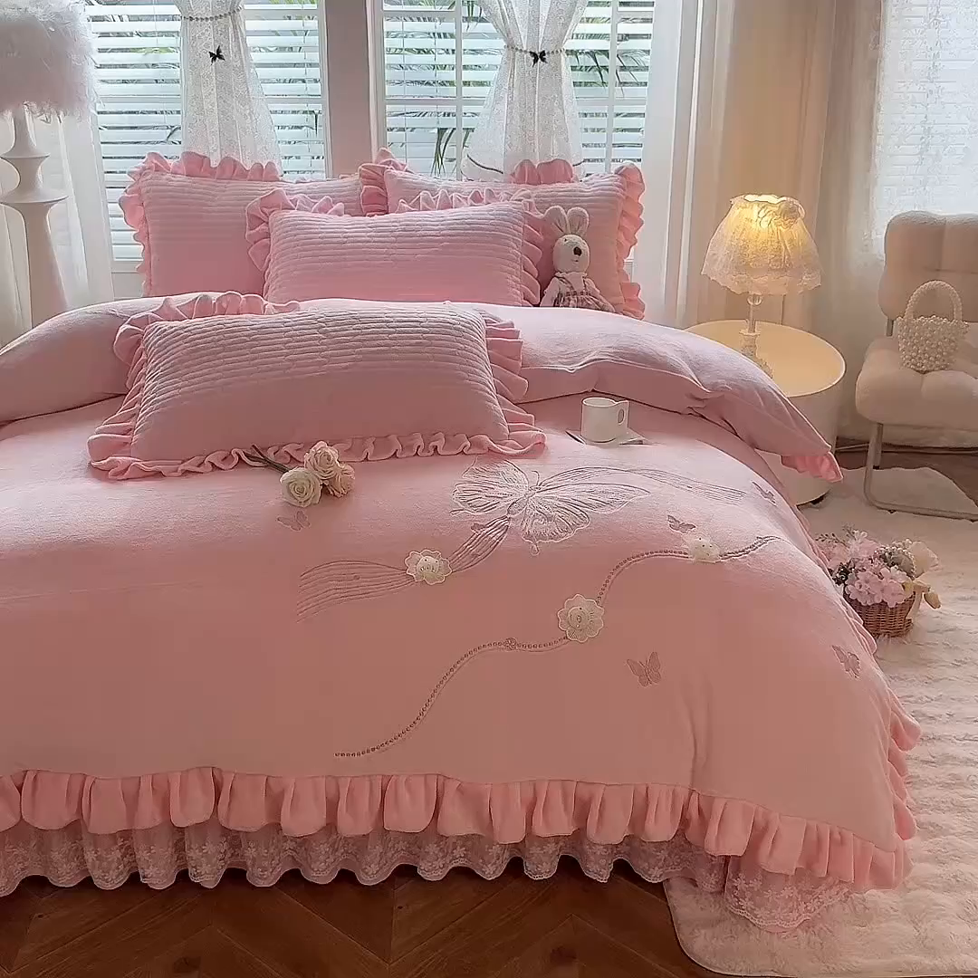 91家纺网 家纺一手货源 找家纺 唐人居 2025新款高克重牛奶绒花边夹棉四件套-蝴蝶纷飞 蝴蝶纷飞-粉色