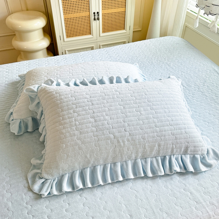 91家纺网 家纺一手货源 找家纺 唐人居 2025新款高克重牛奶绒花边夹棉四件套-蝴蝶纷飞 蝴蝶纷飞-浅蓝