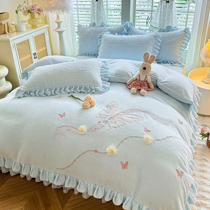 91家纺网 家纺一手货源 找家纺 （总）唐人居 2025新款高克重牛奶绒花边夹棉四件套-蝴蝶纷飞