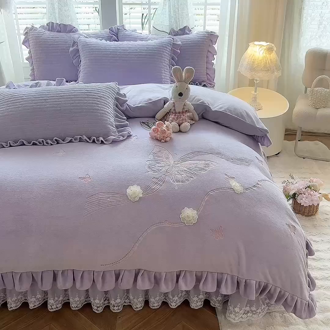 91家纺网 家纺一手货源 找家纺 唐人居 2025新款高克重牛奶绒花边夹棉四件套-蝴蝶纷飞 蝴蝶纷飞-浅紫