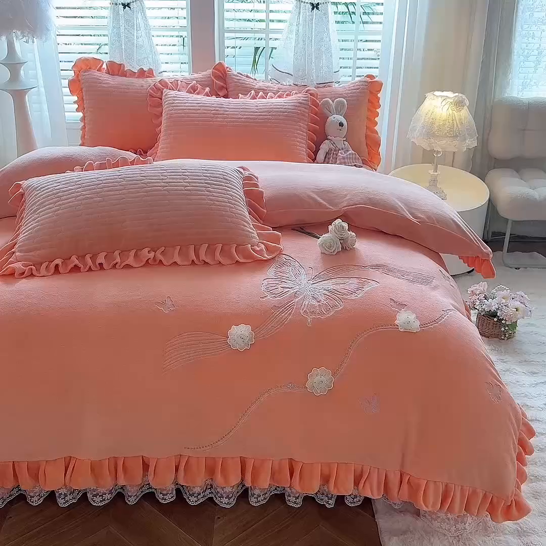 91家纺网 家纺一手货源 找家纺 唐人居 2025新款高克重牛奶绒花边夹棉四件套-蝴蝶纷飞 蝴蝶纷飞-暖橘