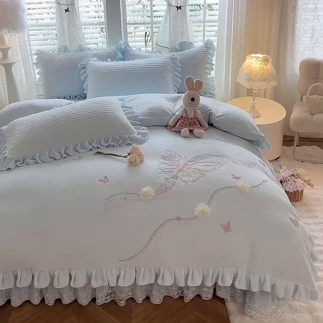 91家纺网 家纺一手货源 找家纺 唐人居 2025新款高克重牛奶绒花边夹棉四件套-蝴蝶纷飞 蝴蝶纷飞-浅蓝