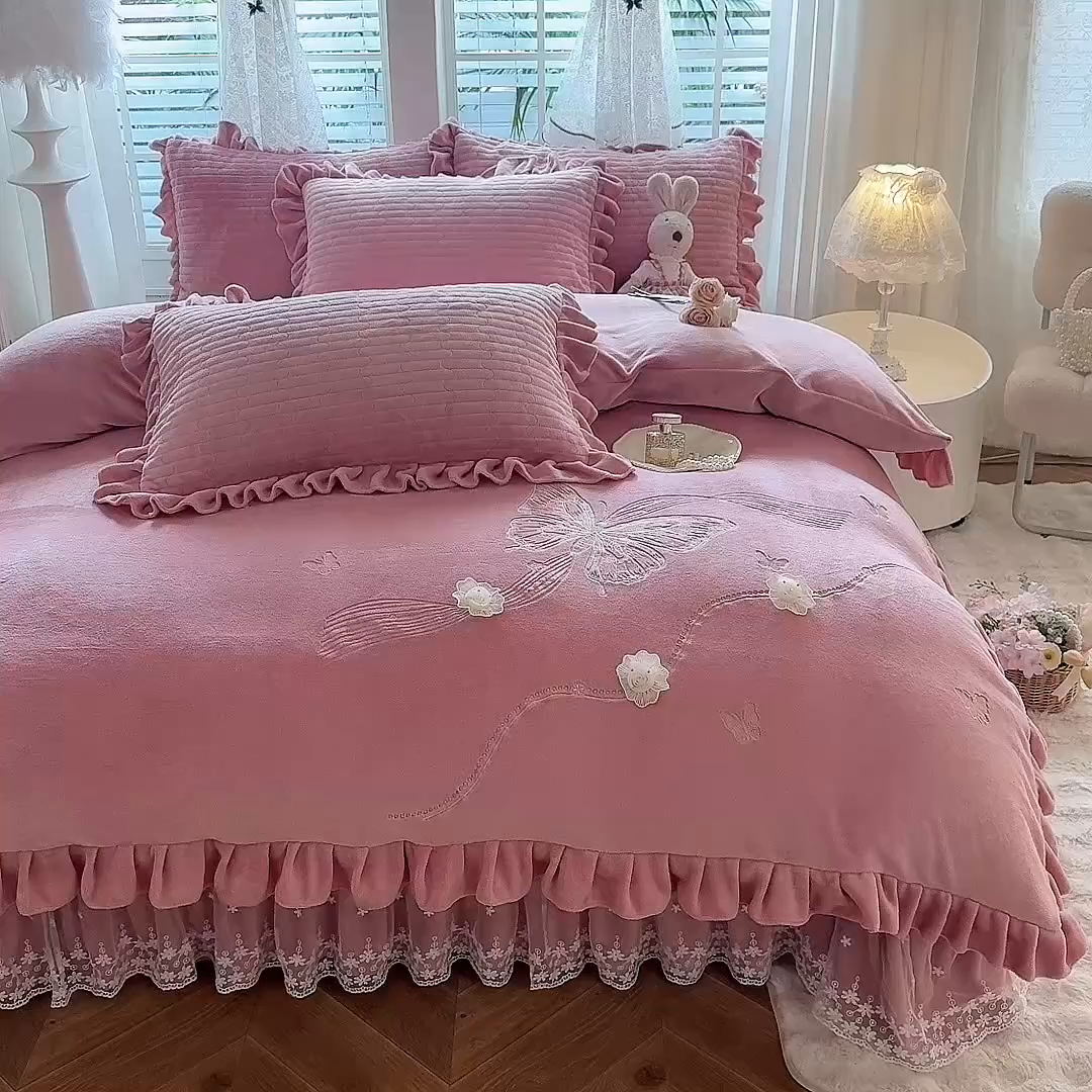 91家纺网 家纺一手货源 找家纺 唐人居 2025新款高克重牛奶绒花边夹棉四件套-蝴蝶纷飞 蝴蝶纷飞-豆沙