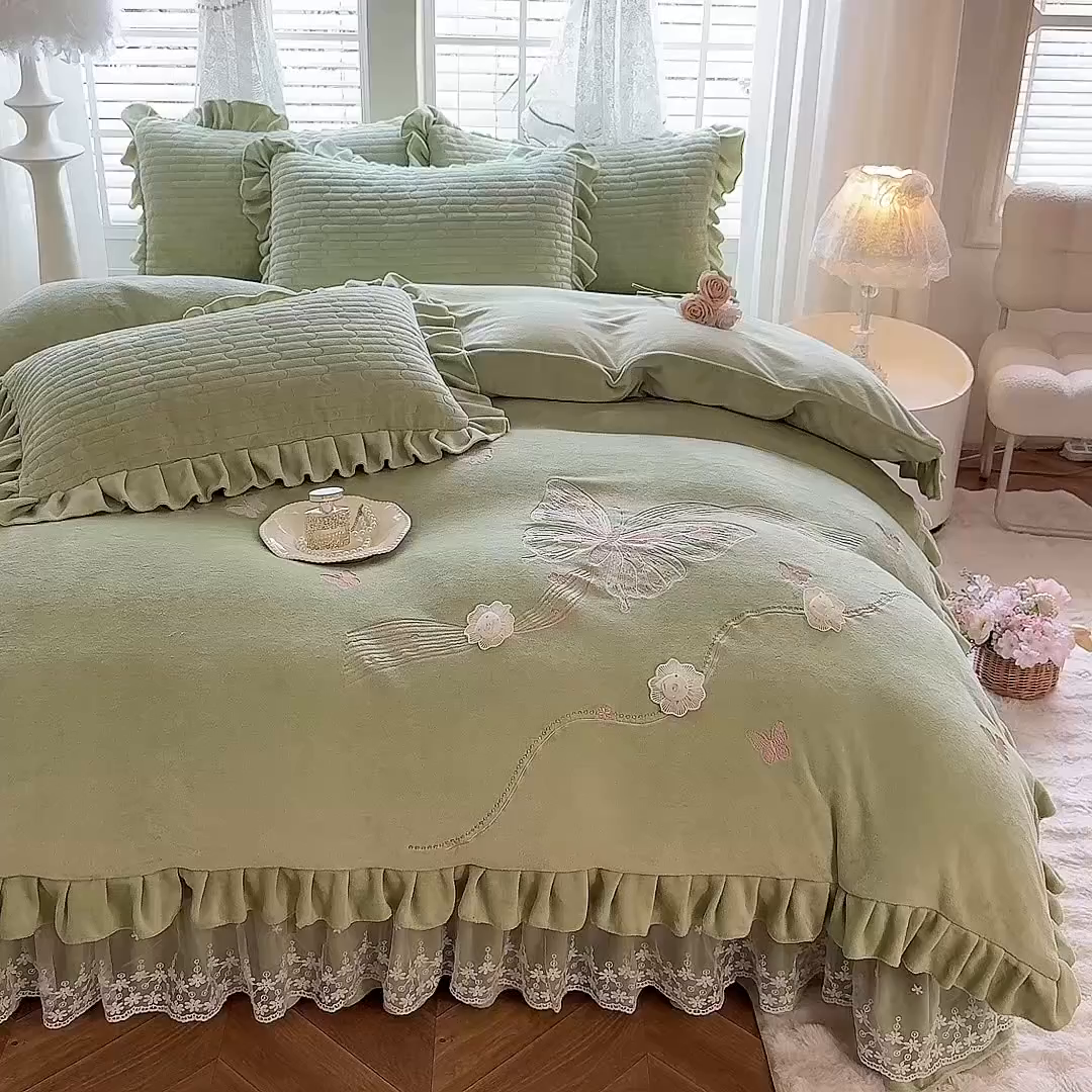 91家纺网 家纺一手货源 找家纺 唐人居 2025新款高克重牛奶绒花边夹棉四件套-蝴蝶纷飞 蝴蝶纷飞-草绿