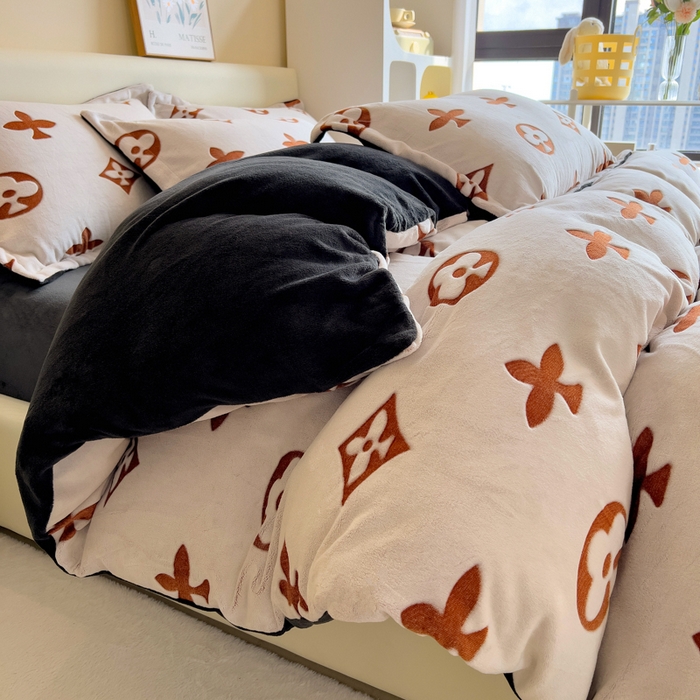 91家纺网 家纺一手货源 找家纺 （总）印季家纺 2025新款背印立体剪花牛奶绒四件套