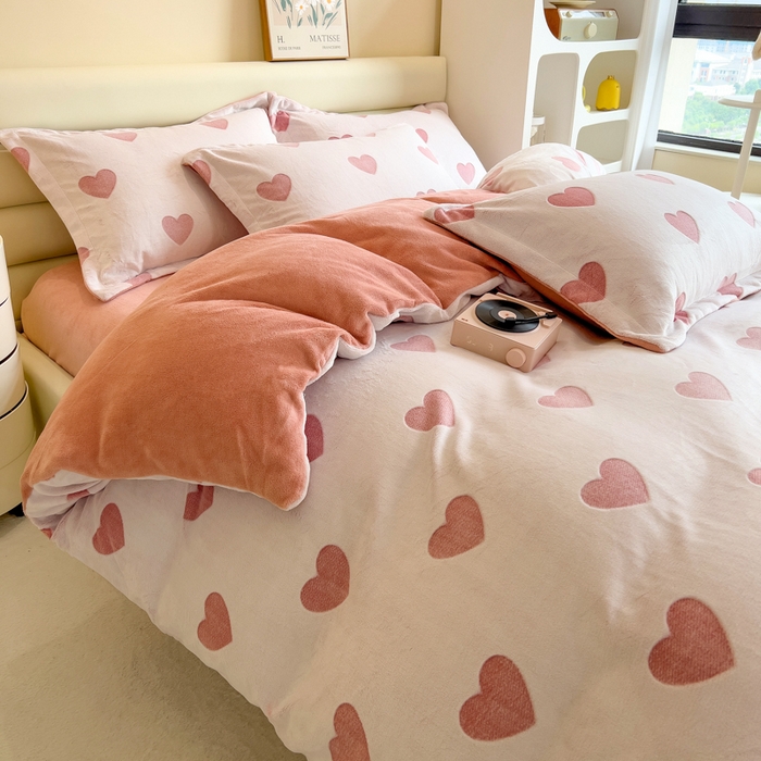 91家纺网 家纺一手货源 找家纺 印季家纺 2025新款背印立体剪花牛奶绒四件套 心相印-粉