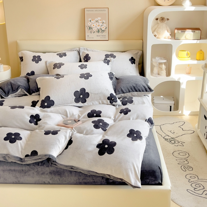 91家纺网 家纺一手货源 找家纺 印季家纺 2025新款背印立体剪花牛奶绒四件套 太阳花-藏青