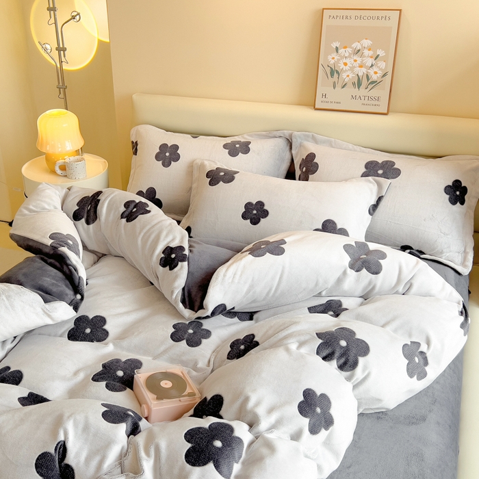 91家纺网 家纺一手货源 找家纺 印季家纺 2025新款背印立体剪花牛奶绒四件套 太阳花-藏青