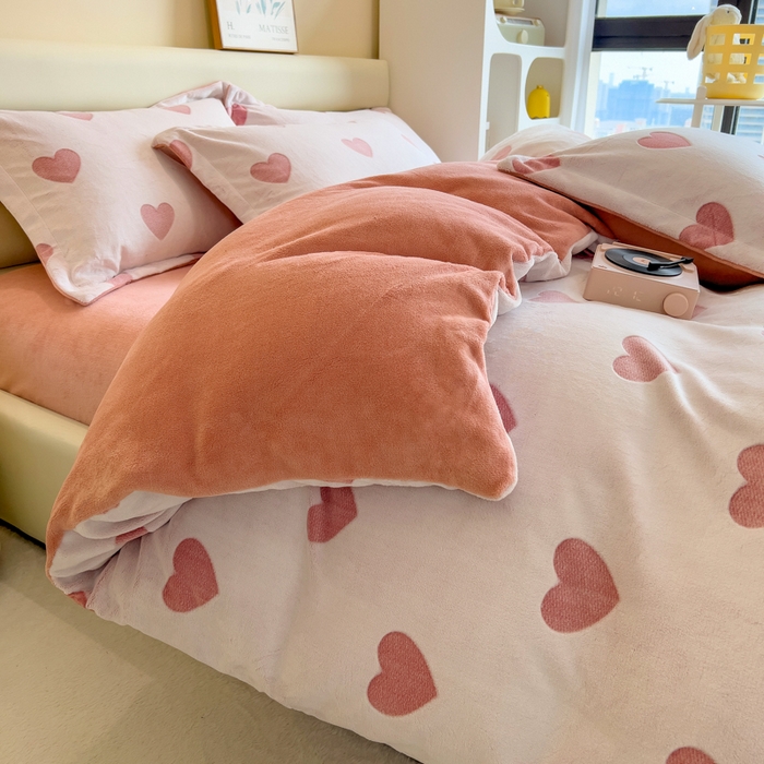 91家纺网 家纺一手货源 找家纺 印季家纺 2025新款背印立体剪花牛奶绒四件套 心相印-粉