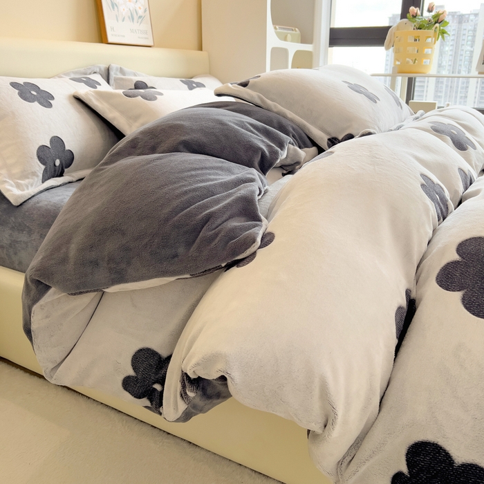 印季家纺 2025新款背印立体剪花牛奶绒四件套 太阳花-藏青