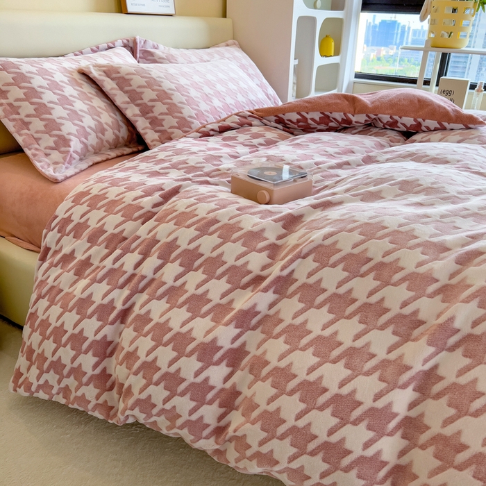 91家纺网 家纺一手货源 找家纺 （总）印季家纺 2025新款背印立体剪花牛奶绒四件套