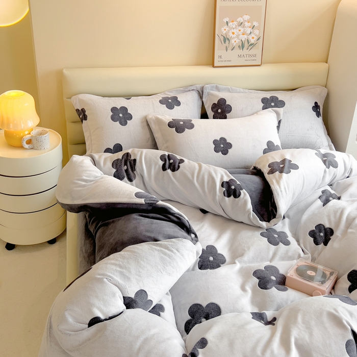 91家纺网 家纺一手货源 找家纺 印季家纺 2025新款背印立体剪花牛奶绒四件套 太阳花-藏青