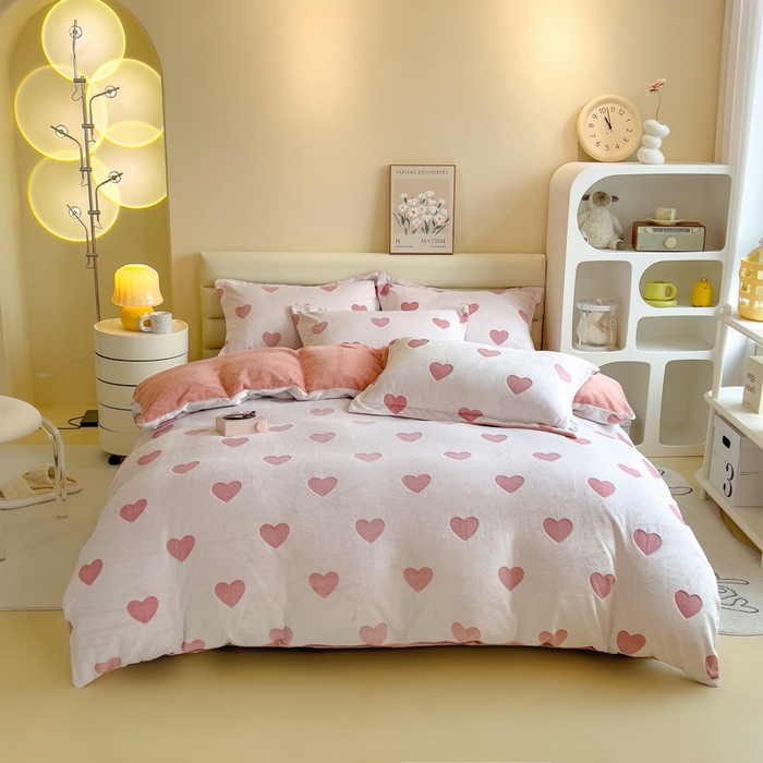 91家纺网 家纺一手货源 找家纺 印季家纺 2025新款背印立体剪花牛奶绒四件套 心相印-粉