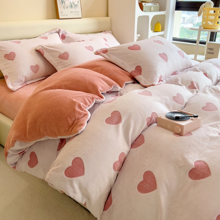 91家纺网 家纺一手货源 找家纺 印季家纺 2025新款背印立体剪花牛奶绒四件套 心相印-粉