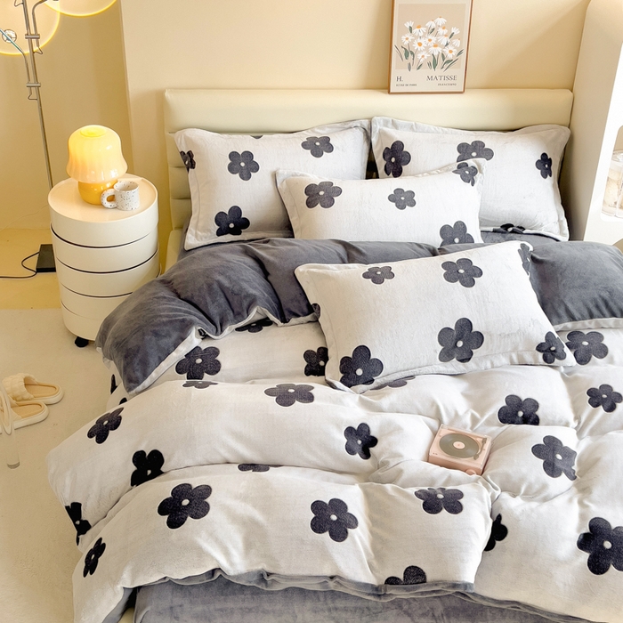 91家纺网 家纺一手货源 找家纺 印季家纺 2025新款背印立体剪花牛奶绒四件套 太阳花-藏青