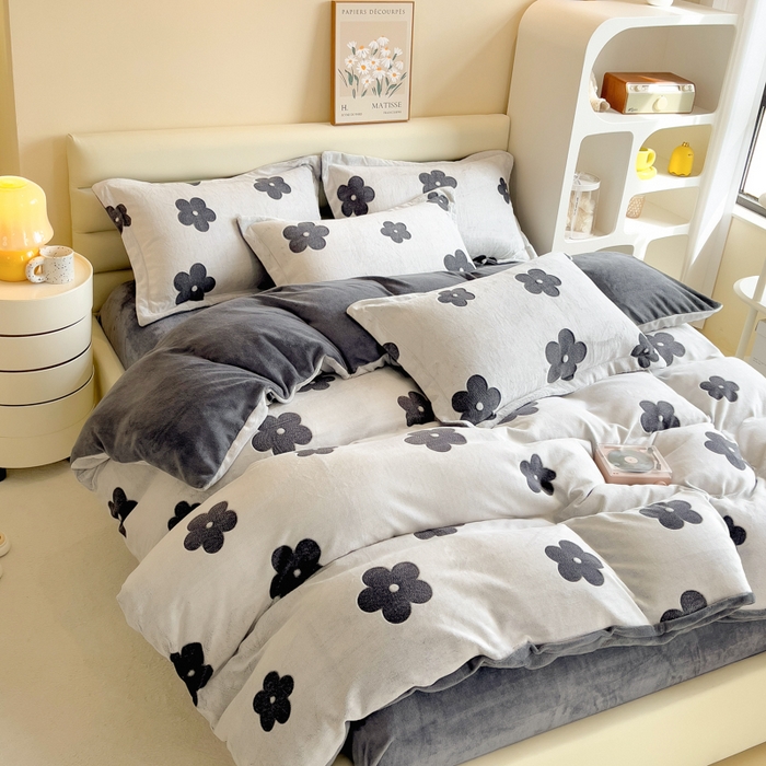 91家纺网 家纺一手货源 找家纺 印季家纺 2025新款背印立体剪花牛奶绒四件套 太阳花-藏青