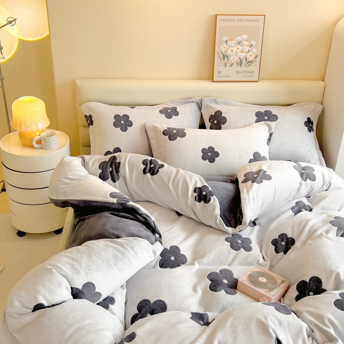 91家纺网 家纺一手货源 找家纺 印季家纺 2025新款背印立体剪花牛奶绒四件套 太阳花-藏青