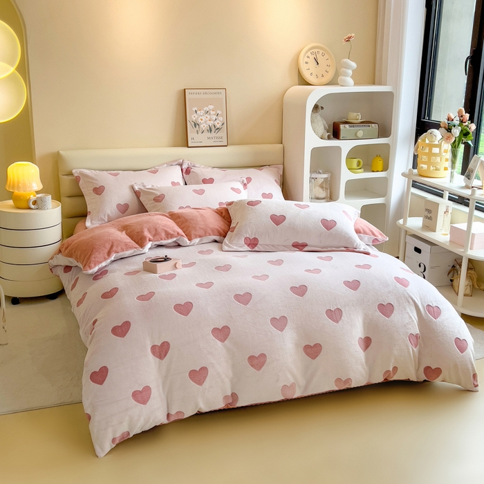 91家纺网 家纺一手货源 找家纺 印季家纺 2025新款背印立体剪花牛奶绒四件套 心相印-粉