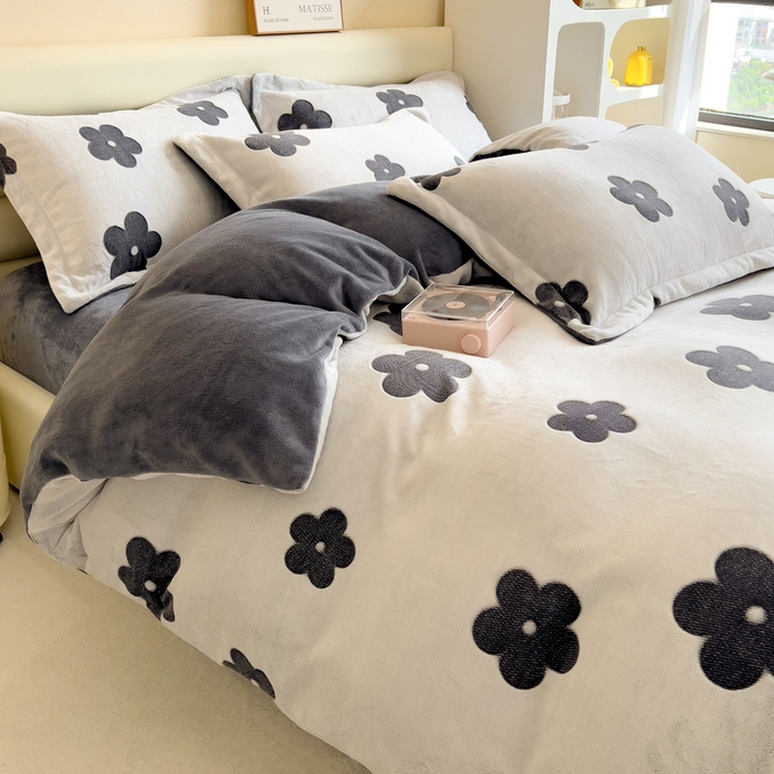 91家纺网 家纺一手货源 找家纺 印季家纺 2025新款背印立体剪花牛奶绒四件套 太阳花-藏青