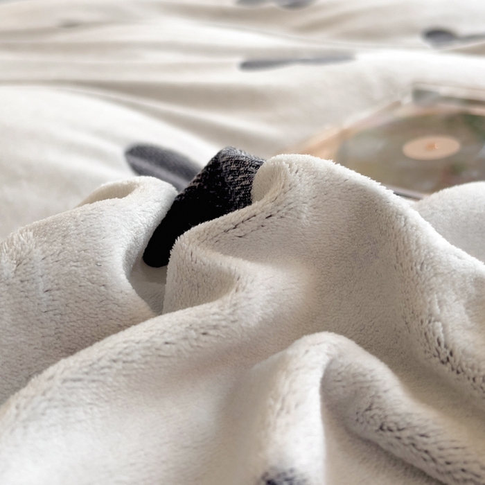 91家纺网 家纺一手货源 找家纺 印季家纺 2025新款背印立体剪花牛奶绒四件套 太阳花-藏青