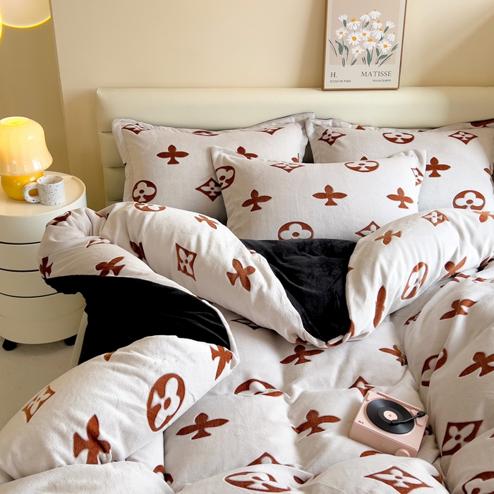 91家纺网 家纺一手货源 找家纺 印季家纺 2025新款背印立体剪花牛奶绒四件套 梅花-橙