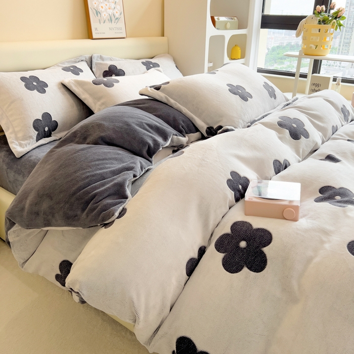 91家纺网 家纺一手货源 找家纺 印季家纺 2025新款背印立体剪花牛奶绒四件套 太阳花-藏青