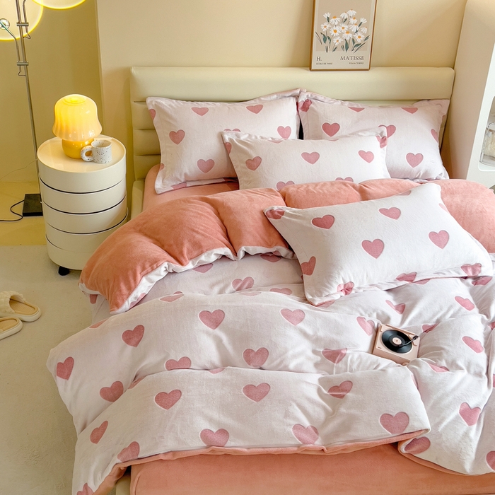 91家纺网 家纺一手货源 找家纺 印季家纺 2025新款背印立体剪花牛奶绒四件套 心相印-粉