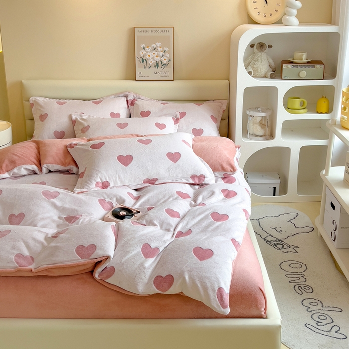 91家纺网 家纺一手货源 找家纺 印季家纺 2025新款背印立体剪花牛奶绒四件套 心相印-粉