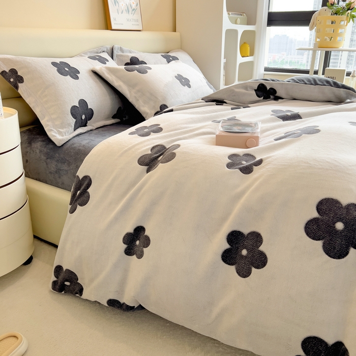 91家纺网 家纺一手货源 找家纺 印季家纺 2025新款背印立体剪花牛奶绒四件套 太阳花-藏青