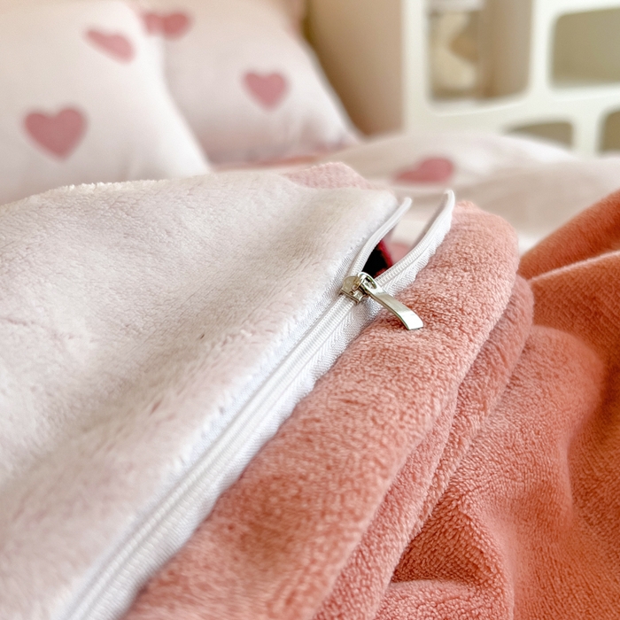 91家纺网 家纺一手货源 找家纺 印季家纺 2025新款背印立体剪花牛奶绒四件套 心相印-粉