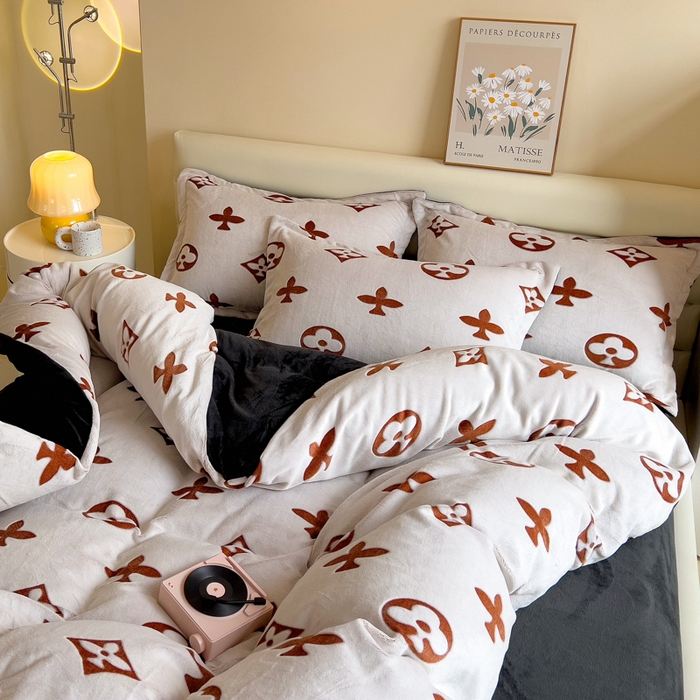 91家纺网 家纺一手货源 找家纺 印季家纺 2025新款背印立体剪花牛奶绒四件套 梅花-橙