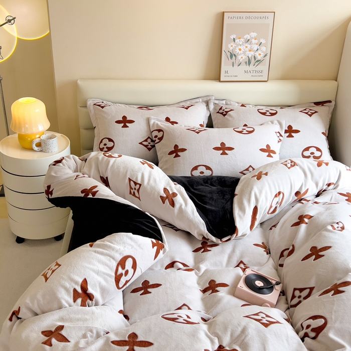 91家纺网 家纺一手货源 找家纺 印季家纺 2025新款背印立体剪花牛奶绒四件套 梅花-橙