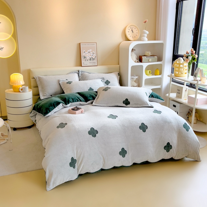 91家纺网 家纺一手货源 找家纺 印季家纺 2025新款背印立体剪花牛奶绒四件套 幸运草-墨绿