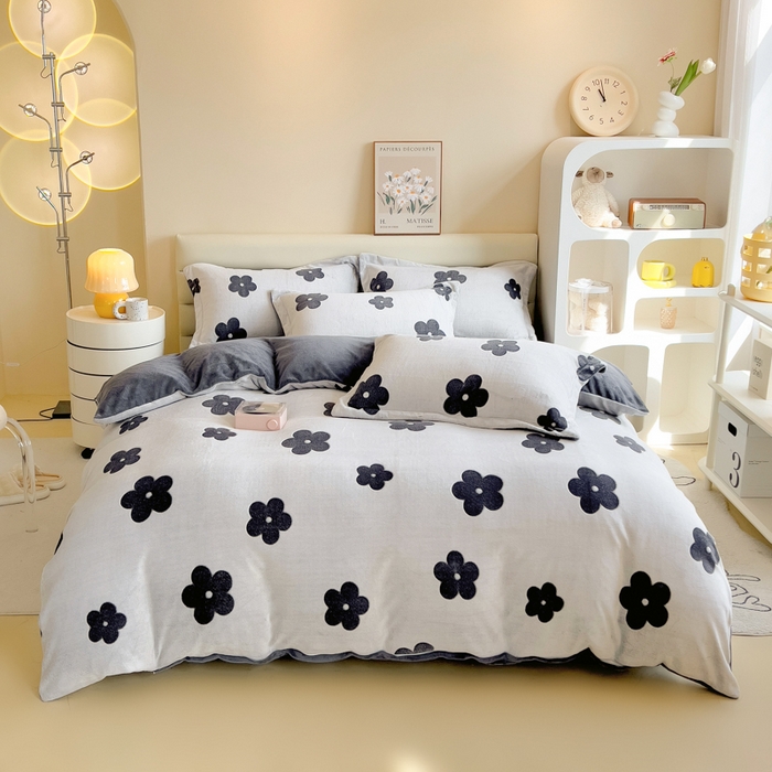 91家纺网 家纺一手货源 找家纺 印季家纺 2025新款背印立体剪花牛奶绒四件套 太阳花-藏青