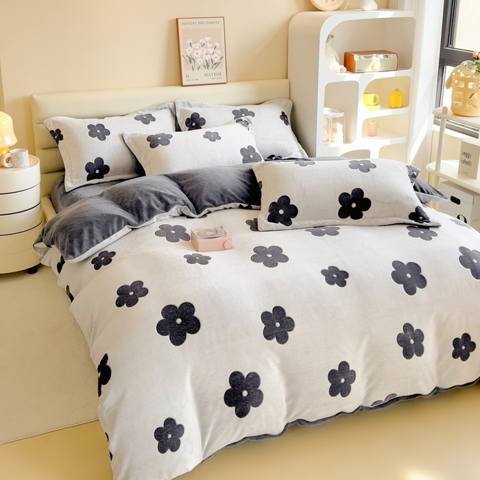 91家纺网 家纺一手货源 找家纺 印季家纺 2025新款背印立体剪花牛奶绒四件套 太阳花-藏青