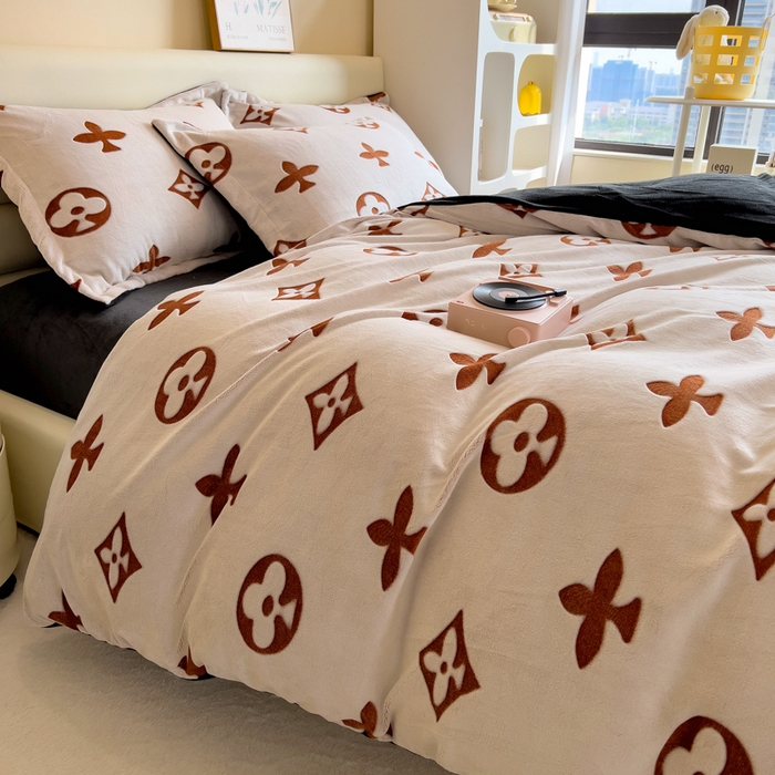 91家纺网 家纺一手货源 找家纺 印季家纺 2025新款背印立体剪花牛奶绒四件套 梅花-橙