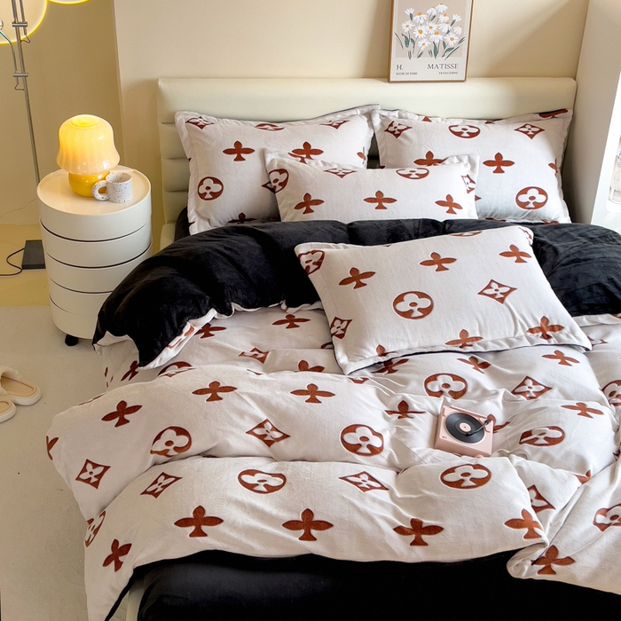 91家纺网 家纺一手货源 找家纺 印季家纺 2025新款背印立体剪花牛奶绒四件套 梅花-橙