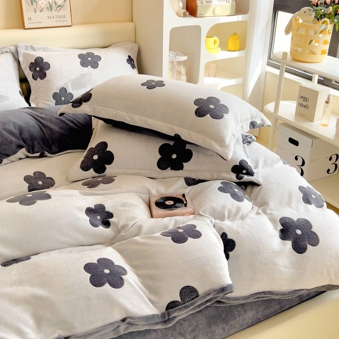 91家纺网 家纺一手货源 找家纺 印季家纺 2025新款背印立体剪花牛奶绒四件套 太阳花-藏青