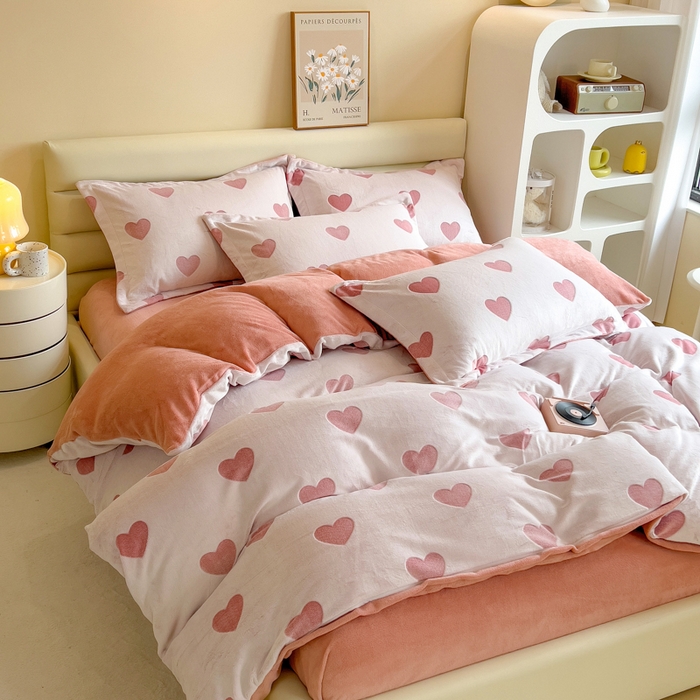 91家纺网 家纺一手货源 找家纺 印季家纺 2025新款背印立体剪花牛奶绒四件套 心相印-粉