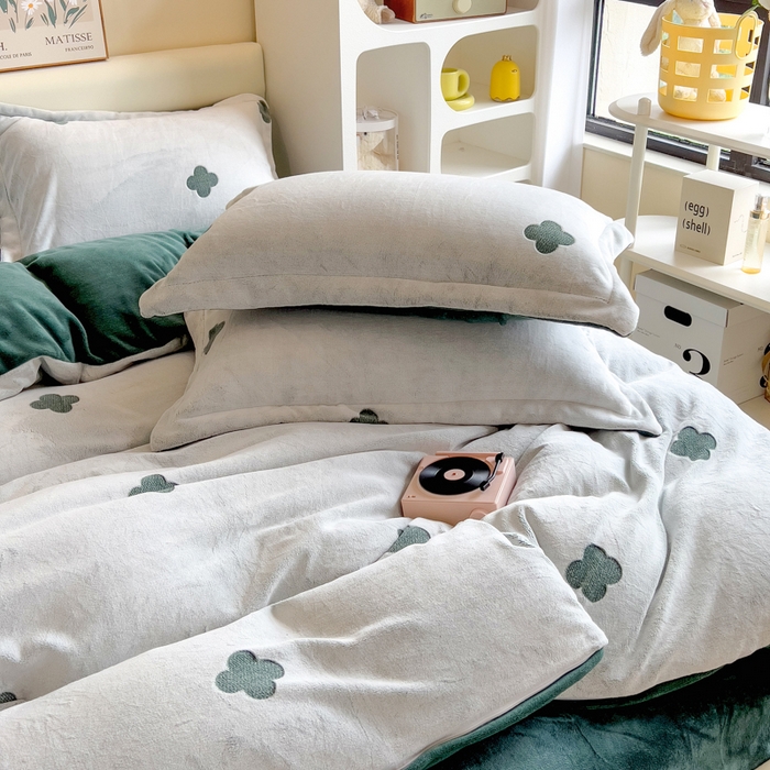 91家纺网 家纺一手货源 找家纺 印季家纺 2025新款背印立体剪花牛奶绒四件套 幸运草-墨绿