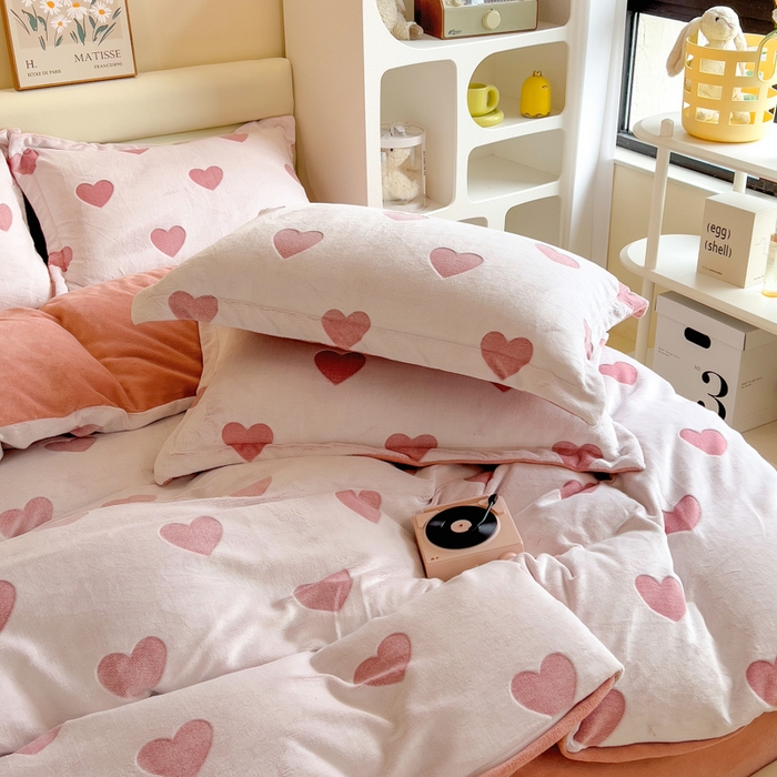 91家纺网 家纺一手货源 找家纺 印季家纺 2025新款背印立体剪花牛奶绒四件套 心相印-粉