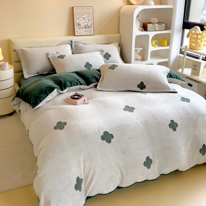 91家纺网 家纺一手货源 找家纺 印季家纺 2025新款背印立体剪花牛奶绒四件套 幸运草-墨绿
