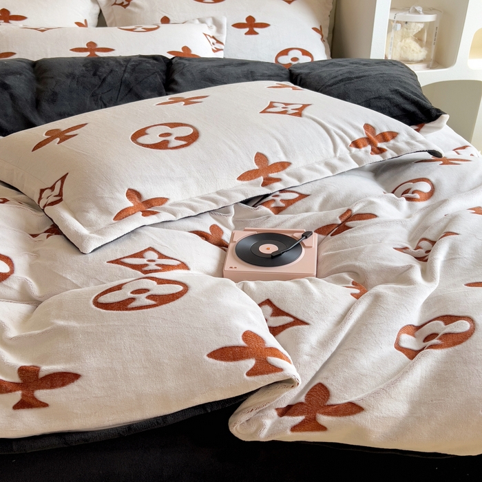 91家纺网 家纺一手货源 找家纺 印季家纺 2025新款背印立体剪花牛奶绒四件套 梅花-橙